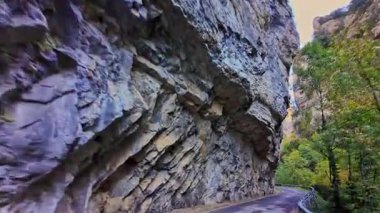 Aragon Pirenesi 'ndeki Foz de Binies kanyonundan geçiyorum. Avrupa 'da İspanya.