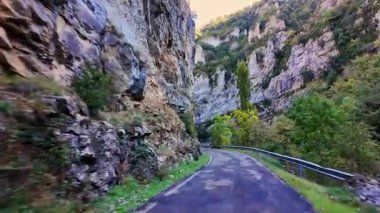 Aragon Pirenesi 'ndeki Foz de Binies kanyonundan geçiyorum. Avrupa 'da İspanya.