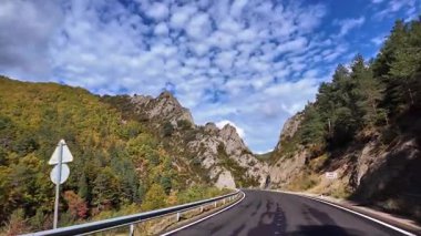 Anso Vadisi 'nden geçen Valles Occidentales Pireneler' deki Doğal Park, Aragon, Avrupa 'daki İspanya