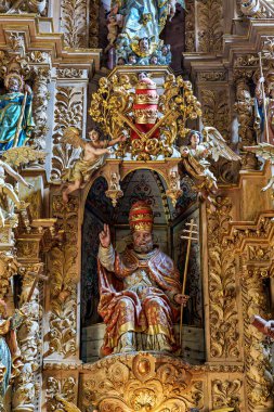 Prades, Fransa - 25 Eylül 2025: Prades 'teki tarihi Saint Pierre kilisesinin iç kesiminde Fransa' nın Languedoc-Roussillon kentinde çarpıcı bir Roma çan kulesi yer alıyor..