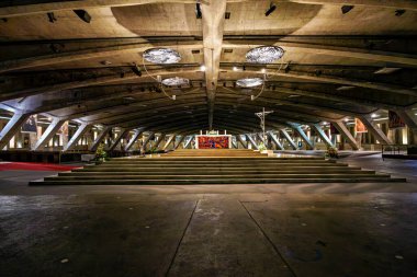 Lourdes, Fransa - 28 Şubat 2025: Saint Pius X Bazilikasının İçi, Fransa 'nın Lourdes kentindeki Yeraltı Bazilikası olarak da bilinir.