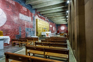 Lourdes, Fransa - 28 Şubat 2025: Saint Pius X Bazilikasının İçi, Fransa 'nın Lourdes kentindeki Yeraltı Bazilikası olarak da bilinir.