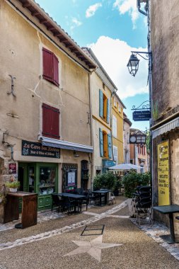 Moustiers Sainte Marie, Fransa - 22 Ekim 2025: Fransa 'nın Moustiers Sainte Marie kasabasının dar sokakları. Köy, Fransa 'nın en güzel köyleri listesine dahil.