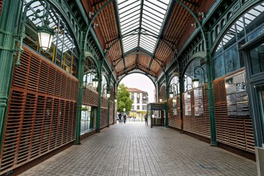 Lourdes, Fransa - 28 Eylül 2025: Fransa 'nın güneybatısında Pireneler, Hautes-Pyrenees, Occitanie, Fransa' daki şehir merkezi Lourdes 'in mimari detayları.
