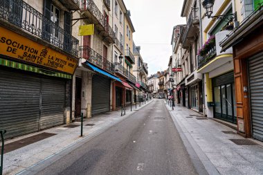 Lourdes, Fransa - 28 Eylül 2025: Fransa 'nın güneybatısında Pireneler, Hautes-Pyrenees, Occitanie, Fransa' daki şehir merkezi Lourdes 'in mimari detayları.