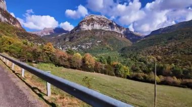 İspanya 'da sonbaharda Pireneler' de, İspanya 'da Avrupa' da Hecho Vadisi 'nde araba sürmek