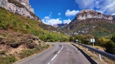 İspanya 'da sonbaharda Pireneler' de, İspanya 'da Avrupa' da Hecho Vadisi 'nde araba sürmek