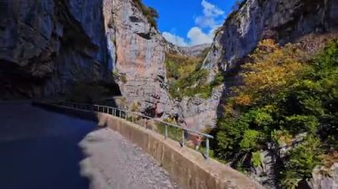 Hecho Vadisi, Pyrenean sıradağları, Huesca, Aragon, İspanya 'da Boca del Infierno rotasında ilerliyoruz.
