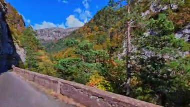 Hecho Vadisi, Pyrenean sıradağları, Huesca, Aragon, İspanya 'da Boca del Infierno rotasında ilerliyoruz.