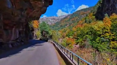 Hecho Vadisi, Pyrenean sıradağları, Huesca, Aragon, İspanya 'da Boca del Infierno rotasında ilerliyoruz.