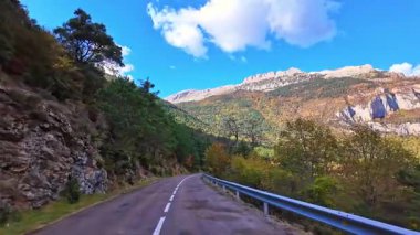 Hecho Vadisi 'ndeki Selva de Oza ormanından geçerken, yeşil geniş yaprak ve kozalaklı karışık orman. Batı Vadisi Doğal Parkı, Aragonese Pireneleri, Huesca Eyaleti, İspanya