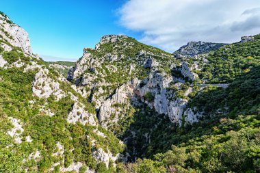 Galamus, Aude, Doğu Pyrenees, Languedoc Roussillon, Fransa 'nın Avrupa' daki vadilerinde bulunan Saint-Antoine de Galamus 'un inziva yeri.