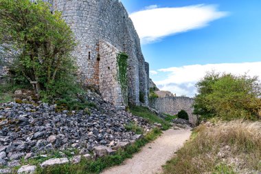 Güney Fransa 'daki Aude departmanındaki Peyrepertuse Ortaçağ Şatosu. Fransız Pireneleri 'nde bulunan muhteşem tarihi şatonun kalıntıları.