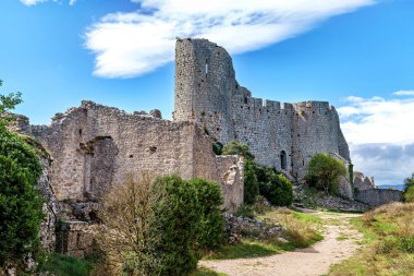 Güney Fransa 'daki Aude departmanındaki Peyrepertuse Ortaçağ Şatosu. Fransız Pireneleri 'nde bulunan muhteşem tarihi şatonun kalıntıları.