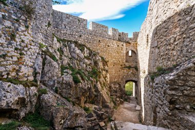 Güney Fransa 'daki Aude departmanındaki Peyrepertuse Ortaçağ Şatosu. Fransız Pireneleri 'nde bulunan muhteşem tarihi şatonun kalıntıları.