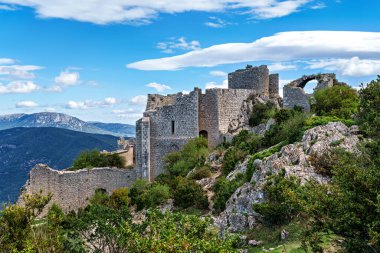 Güney Fransa 'daki Aude departmanındaki Peyrepertuse Ortaçağ Şatosu. Fransız Pireneleri 'nde bulunan muhteşem tarihi şatonun kalıntıları.