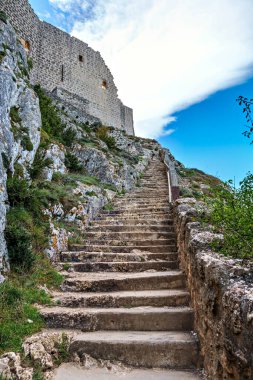 Güney Fransa 'daki Aude departmanındaki Peyrepertuse Ortaçağ Şatosu. Fransız Pireneleri 'nde bulunan muhteşem tarihi şatonun kalıntıları.