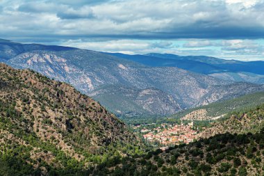 Cady Vadisi 'ndeki Vernet les Bains Köyü, Pirenes-Orientales, Fransa' daki Languedoc-Roussillon.