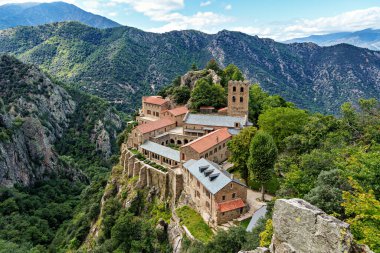 Saint Martin du Canigou Manastırı. Fransa 'daki Pirenes-Orientales Bölümü. Saint-Martin du Canigou manastırı 10. yüzyılda Benedikt rahipleri tarafından kuruldu.
