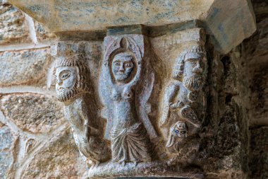 Saint Martin du Canigou Manastırı. Fransa 'daki Pirenes-Orientales Bölümü. Saint-Martin du Canigou manastırı 10. yüzyılda Benedikt rahipleri tarafından kuruldu.