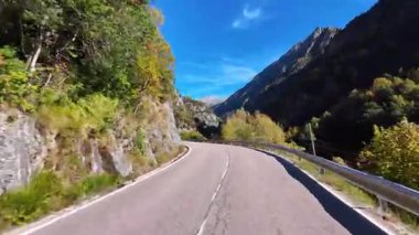 İspanya 'daki güzel Panticosa, Aragon' dan geçiyoruz. Pireneler 'in güney kesimindeki dağlar.