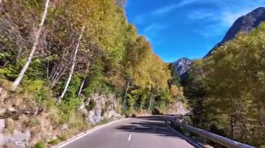 İspanya 'daki güzel Panticosa, Aragon' dan geçiyoruz. Pireneler 'in güney kesimindeki dağlar.