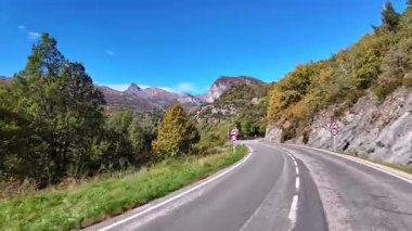 Ainsa ve Broto arasındaki arazide dramatik uçurumlar, yoğun ormanlar ve Pireneler 'deki Ordesa Vadisi' nin sisli tepeleri, Aragon, İspanya.