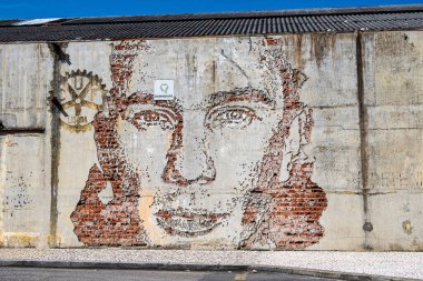 Portekiz, Avrupa 'daki Aveiro şehrindeki Art Nouveau mimari tarzındaki eski binaların güzel cephelerine bakın.