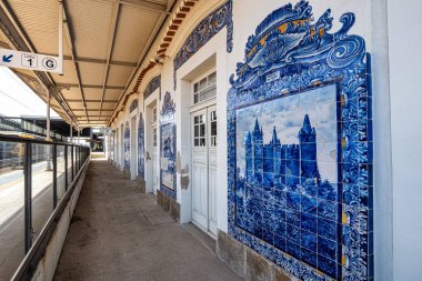 Geleneksel Portekiz 'deki yaşam hikayesini anlatan tipik mavi azulejos fayanslarıyla süslenmiş eski Aveiro tren istasyonunun dış görünüşü.