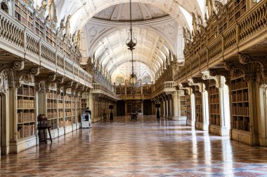 Mafya Ulusal Sarayı, Manastır ve Bazilika 'nın içinde. Fransisken Dini Düzeni. Portekiz, Lizbon 'un kuzeyindeki Mafra' da barok mimarisi.