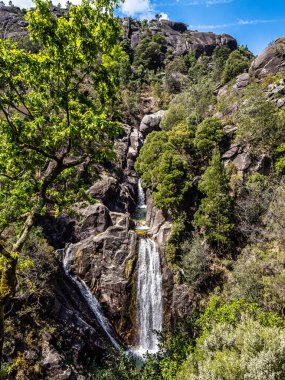 Güzel Arado Şelalesi, Cascata do Arado Kuzey Portekiz 'deki Peneda Geres Ulusal Parkı' nda.