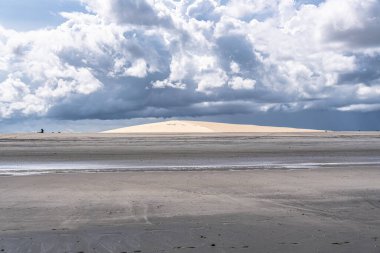 Jericoacoara plajı Brezilya 'nın Jijoca de Jericoacoara, Ceara' nın batı sahilinin arkasında saklı.