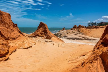 Brezilya 'nın Ceara eyaletindeki Canoa Quebrada Sahili' ndeki kaya oluşumları.