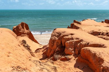 Brezilya 'nın Ceara eyaletindeki Canoa Quebrada Sahili' ndeki kaya oluşumları.