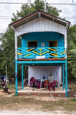 Brezilya 'nın Marajo Adası' ndaki Pesqueiro, Soure 'de balkonları olan renkli doğal çerçeveli evler..