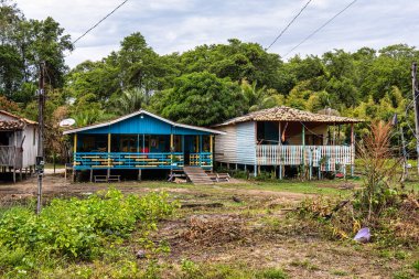 Brezilya 'nın Marajo Adası' ndaki Pesqueiro, Soure 'de balkonları olan renkli doğal çerçeveli evler..