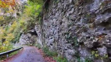 İspanya 'daki Anisclo Kanyonu' ndan geçiyorum. Aragon 'un en görkemli manzaralarından biri. Pireneler dağlarındaki Bellos Nehri' nin şiddetli erozyonuyla yüzyıllar boyunca oyulmuş derin bir vadi.