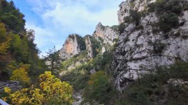 İspanya 'daki Anisclo Kanyonu' ndan geçiyorum. Aragon 'un en görkemli manzaralarından biri. Pireneler dağlarındaki Bellos Nehri' nin şiddetli erozyonuyla yüzyıllar boyunca oyulmuş derin bir vadi.