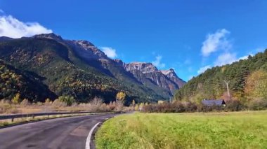 Huesca, İspanya ve Avrupa 'daki Ordesa ve Monte Perdido Ulusal Parkı' ndaki güzel Pineta Vadisi 'nden geçiyoruz.