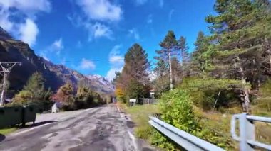 Huesca, İspanya ve Avrupa 'daki Ordesa ve Monte Perdido Ulusal Parkı' ndaki güzel Pineta Vadisi 'nden geçiyoruz.