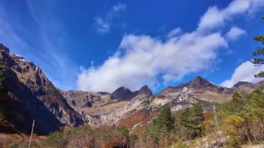 Huesca, İspanya ve Avrupa 'daki Ordesa ve Monte Perdido Ulusal Parkı' ndaki güzel Pineta Vadisi 'nden geçiyoruz.
