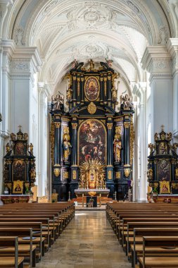 Passau, Almanya - 16 Nisan 2025: St. Paul Kilisesi, Almanya 'nın en eski Passau, Bavyera kilisesi. Stadtpfarrkirche St. Paul, 1678 'de inşa edildi.