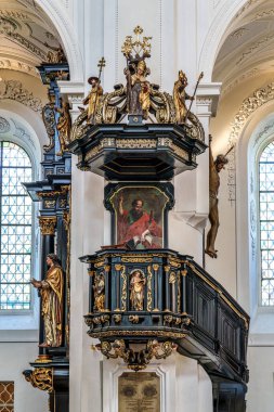 Passau, Almanya - 16 Nisan 2025: St. Paul Kilisesi, Almanya 'nın en eski Passau, Bavyera kilisesi. Stadtpfarrkirche St. Paul, 1678 'de inşa edildi.