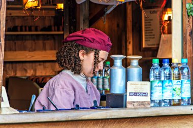 Münih, Almanya - 10 Aralık 2025: Münih, Bavyera, Almanya 'da Wittelsbacher Meydanı' nda Noel pazarı