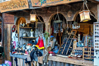 Münih, Almanya - 10 Aralık 2025: Münih, Bavyera, Almanya 'da Wittelsbacher Meydanı' nda Noel pazarı