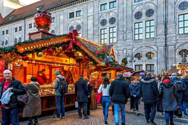 Münih, Almanya - 10 Aralık 2025: Münih 'teki Residenz, Bavyera, Almanya' daki Noel pazarı