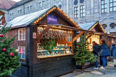 Münih, Almanya - 10 Aralık 2025: Münih 'teki Residenz, Bavyera, Almanya' daki Noel pazarı