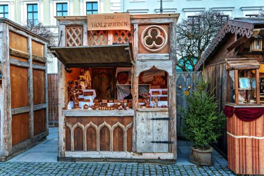 Münih, Almanya - 10 Aralık 2025: Münih, Bavyera, Almanya 'da Wittelsbacher Meydanı' nda Noel pazarı