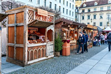 Münih, Almanya - 10 Aralık 2025: Münih, Bavyera, Almanya 'da Wittelsbacher Meydanı' nda Noel pazarı