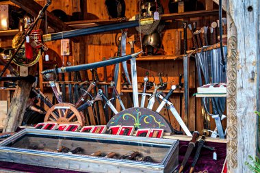 Münih, Almanya - 10 Aralık 2025: Münih, Bavyera, Almanya 'da Wittelsbacher Meydanı' nda Noel pazarı